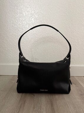Calvin Klein Women’s Black pebbled Faux Leather Purse NWOT
